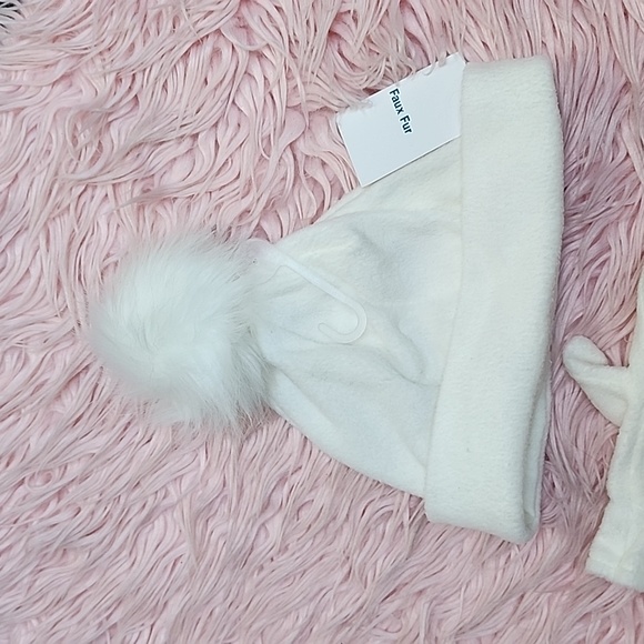 Old Navy Pom Pom Hat and Glove Set  Size S/M - Picture 4 of 5